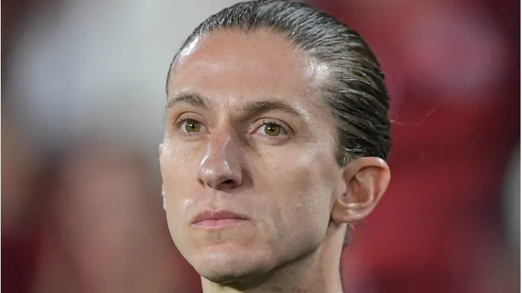 Filipe Luís nega "corpo mole" por medo de lesão antes de jogo contra o Racing.