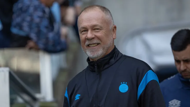 Mano Menezes durante partida do Grêmio no Brasileirão Betano - Foto: Liamara Polli/AGIF