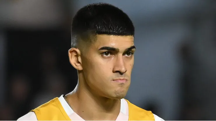 Adonis Frías jogador do Santos durante aquecimento antes da partida contra o Gremio no estadio Vila Belmiro pelo campeonato Brasileiro A 2025.