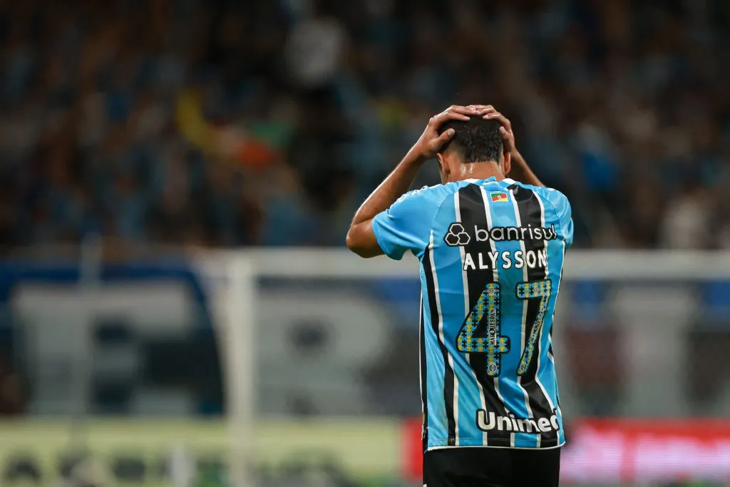 Alysson Edward jogador do Gremio lamenta durante partida contra o Flamengo no estadio Arena do Gremio pelo campeonato Brasileiro A 2025. Foto: Maxi Franzoi/AGIF