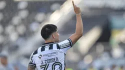 Joaquin Correa, jogador do Botafogo, comemora seu gol durante partida contra o Santos no estadio Engenhao pelo campeonato Brasileiro A 2025. Foto: Thiago Ribeiro/AGIF