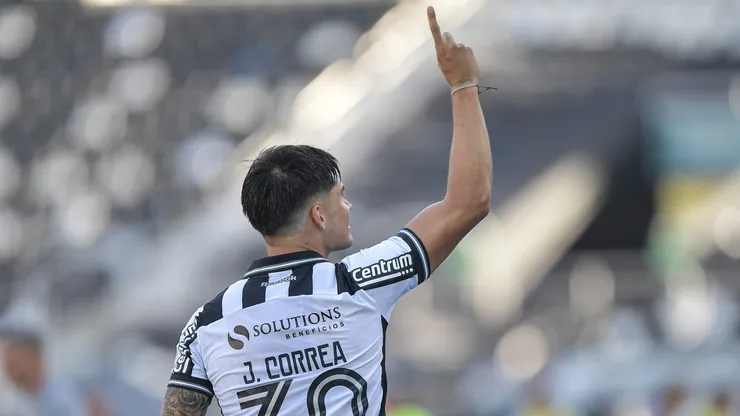 Joaquin Correa, jogador do Botafogo, comemora seu gol durante partida contra o Santos no estadio Engenhao pelo campeonato Brasileiro A 2025. Foto: Thiago Ribeiro/AGIF