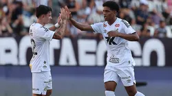 Souza (direita) comemora após empatar para o Santos diante do Botafogo no Rio de Janeiro (Photo by Wagner Meier)