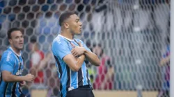 RS - PORTO ALEGRE - 16/10/2025 - BRASILEIRO A 2025, GREMIO X SAO PAULO - Carlos Vinicius jogador do Gremio comemora seu gol durante partida contra o Sao Paulo no estadio Arena do Gremio pelo campeonato Brasileiro A 2025. Foto: Maxi Franzoi/AGIF
