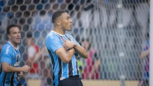 RS - PORTO ALEGRE - 16/10/2025 - BRASILEIRO A 2025, GREMIO X SAO PAULO - Carlos Vinicius jogador do Gremio comemora seu gol durante partida contra o Sao Paulo no estadio Arena do Gremio pelo campeonato Brasileiro A 2025. Foto: Maxi Franzoi/AGIF