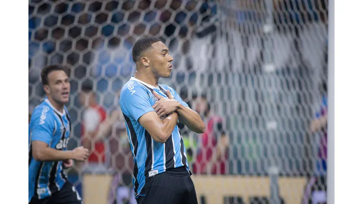 RS - PORTO ALEGRE - 16/10/2025 - BRASILEIRO A 2025, GREMIO X SAO PAULO - Carlos Vinicius jogador do Gremio comemora seu gol durante partida contra o Sao Paulo no estadio Arena do Gremio pelo campeonato Brasileiro A 2025. Foto: Maxi Franzoi/AGIF