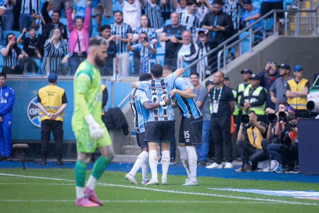 Carlos Vinicius jogador do Grêmio comemora seu gol com jogadores do seu time durante partida contra o Juventude – Foto: Maxi Franzoi/AGIF