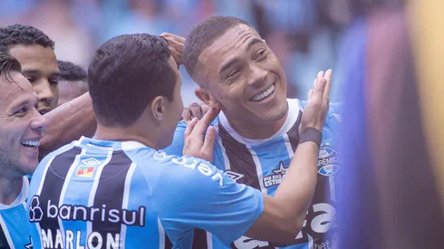 Carlos Vinícius jogador do Grêmio comemora seu gol durante partida contra o Juventude - Foto: Maxi Franzoi/AGIF