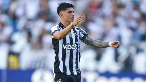 Joaquin Correa jogador do Botafogo comemora seu gol durante partida contra o Santos no estadio Engenhao pelo campeonato Brasileiro A 2025. Foto: Thiago Ribeiro/AGIF
