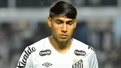 Adonis Frias, jogador do Santos, durante partida contra o Sao Paulo no estadio Vila Belmiro pelo campeonato Brasileiro A 2025. Foto: Jota Erre/AGIF