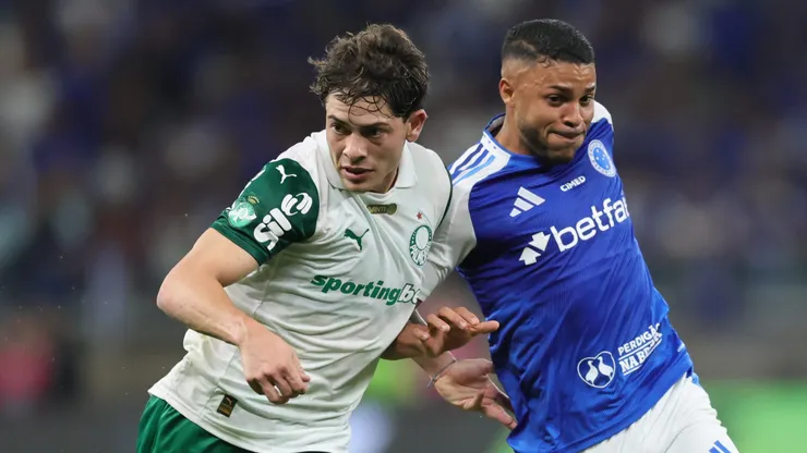 Wanderson jogador do Cruzeiro disputa lance com Giay jogador do Palmeiras durante partida no estadio Mineirao pelo campeonato Brasileiro A 2025. Foto: Gilson Lobo/AGIF