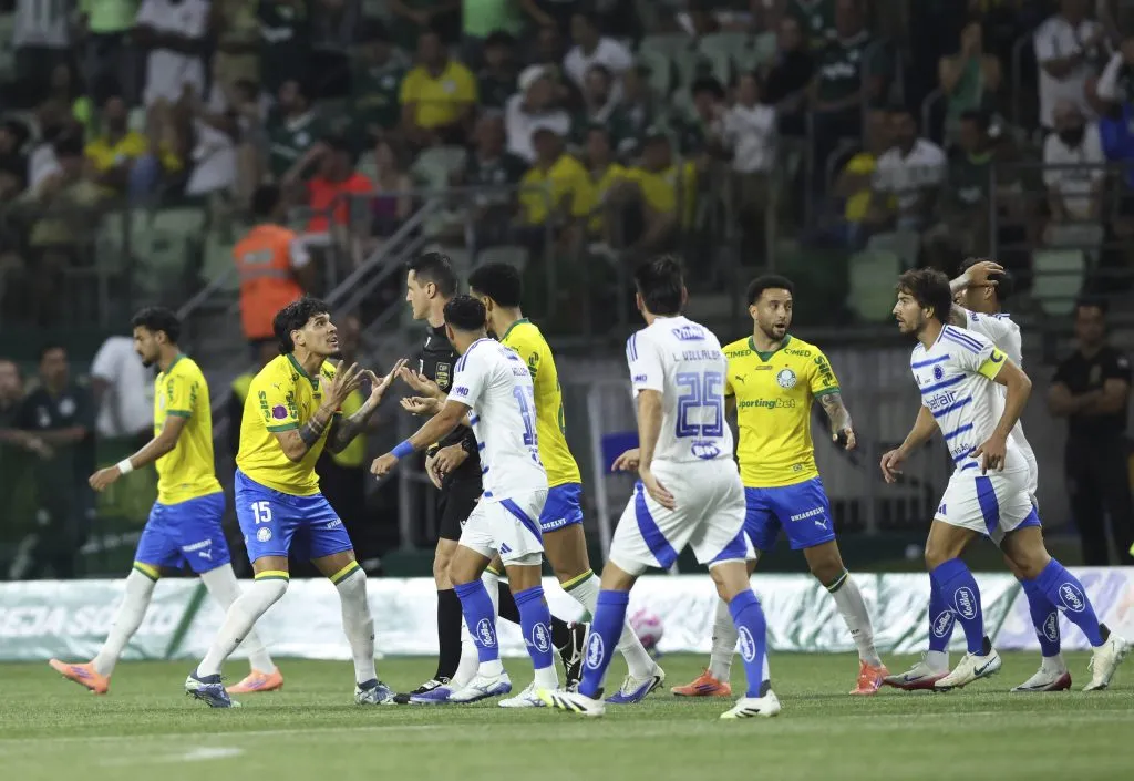 Jogadores do Palmeiras reclamam com Rafael Klein durante partida contra o Cruzeiro – (Photo by Alexandre Schneider/Getty Images)