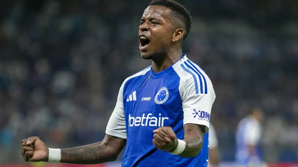 Keny Arroyo, jogador do Cruzeiro, durante partida contra o Fortaleza no estadio Mineirao pelo campeonato Brasileiro A 2025. Foto: Fernando Moreno/AGIF