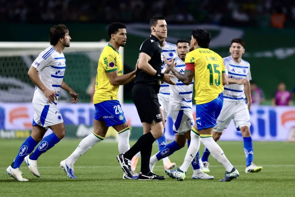 Gustavo Gomez, jogador do Palmeiras, reclama com a arbitragem durante partida contra o Cruzeiro no estadio Arena Allianz Parque pelo campeonato Brasileiro A 2025. Foto: Marcello Zambrana/AGIF