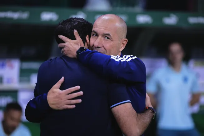 – Abel Ferreira técnico do Palmeiras e Leonardo Jardim técnico do Cruzeiro durante partida contra o Cruzeiro – Foto: Ettore Chiereguini/AGIF