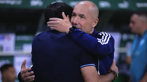 Abel Ferreira, técnico do Palmeiras e Leonardo Jardim, técnico do Cruzeiro, durante partida contra o Cruzeiro no estadio Arena Allianz Parque pelo campeonato Brasileiro A 2025. Foto: Ettore Chiereguini/AGIF