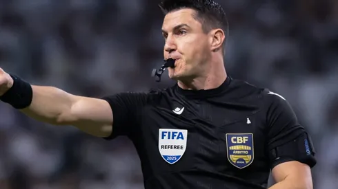 Rafael Klein decidiu não expulsar Gustavo Gómez.