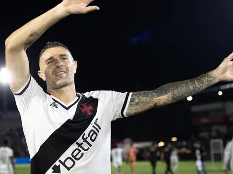 Vegetti homenageia funcionário após encerrar seca de gols