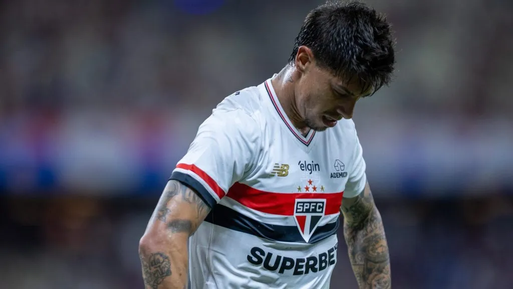 CE – FORTALEZA – 02/10/2025 – BRASILEIRO A 2025, FORTALEZA X SAO PAULO – [landebrigoni] jogador do Sao Paulo lamenta durante partida contra o Fortaleza no estadio Arena Castelao pelo campeonato Brasileiro A 2025. Foto: Baggio Rodrigues/AGIF