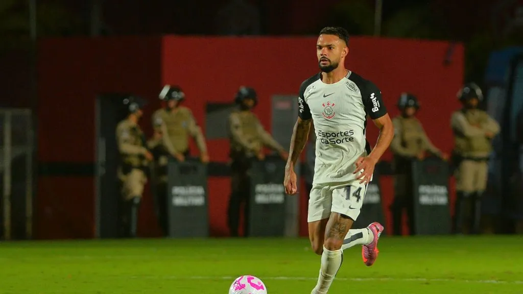 BA – SALVADOR – 25/10/2025 – BRASILEIRO A 2025, VITORIA X CORINTHIANS – Raniele jogador do Corinthians durante partida contra o Vitoria no estadio Barradao pelo campeonato Brasileiro A 2025. Foto: Walmir Cirne/AGIF