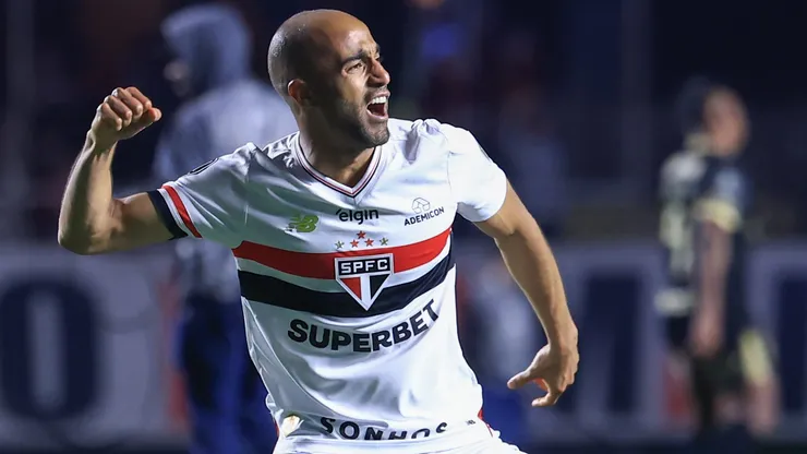 SP - SAO PAULO - 19/08/2025 - COPA LIBERTADORES 2025, SAO PAULO X ATLETICO NACIONAL - Lucas Moura jogador do Sao Paulo comemora vitoria ao final da partida contra o Atletico Nacional no estadio Morumbi pelo campeonato Copa Libertadores 2025. Foto: Marcello Zambrana/AGIF