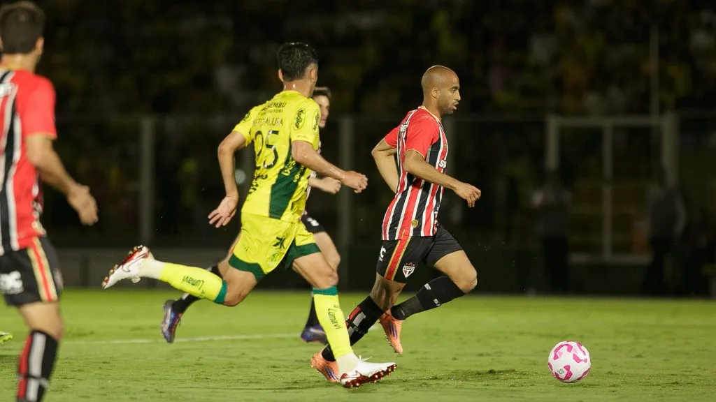 SP – MIRASSOL – 19/10/2025 – BRASILEIRO A 2025, MIRASSOL X SAO PAULO – Lucas Moura jogador do Sao Paulo durante partida contra o Mirassol no estadio Jose Maria de Campos Maia pelo campeonato Brasileiro A 2025. Foto: Vinicius Silva/AGIF