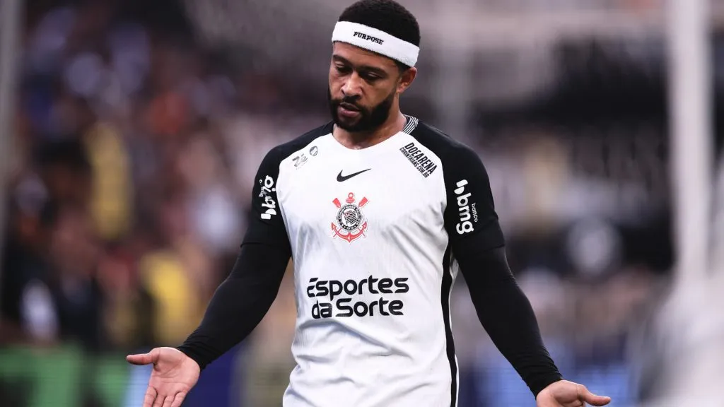 Depay durante a partida entre Corinthians x Fortaleza – Foto: Ettore Chiereguini/AGIF