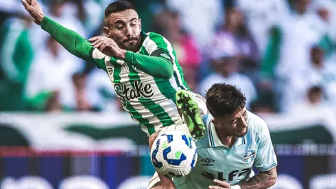 RS - CAXIAS DO SUL - 01/06/2025 - BRASILEIRO A 2025, JUVENTUDE X GREMIO - Alan Ruschel jogador do Juventude disputa lance com Cristian Oliveira jogador do Gremio durante partida no estadio Alfredo Jaconi pelo campeonato Brasileiro A 2025. Foto: Giancarlo Santorum/AGIF