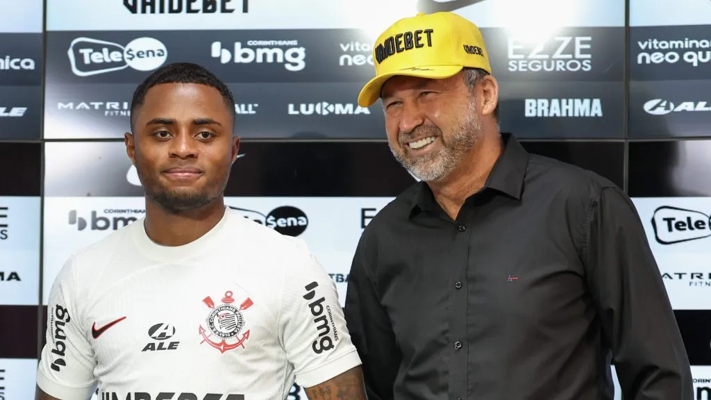 SP – SAO PAULO – 10/01/2024 – CORINTHIANS, APRESENTACAO DIEGO PALACIOS – O presidente do Corinthians Augusto Melo fala aos jornalistas durante apresentacao oficial de Diego Palacios como jogador do [EQUIPE] em coletiva de imprensa realizada no CT Joaquim Grava. Foto: Marcello Zambrana/AGIF