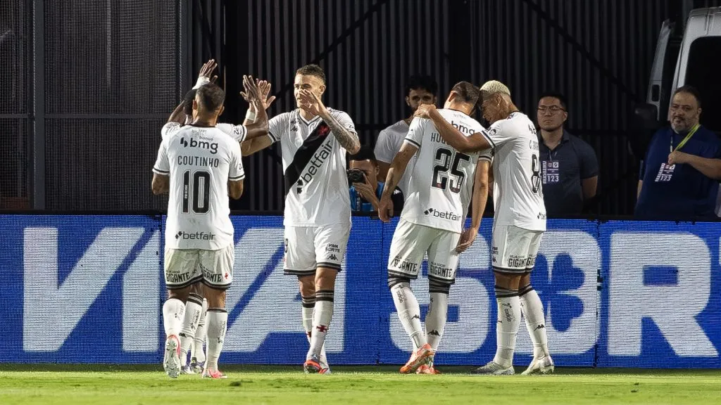 Vegetti jogador do Vasco comemora seu gol durante partida contra o Bragantino no estadio Cicero De Souza Marques pelo campeonato Brasileiro A 2025. Foto: Joisel Amaral/AGIF