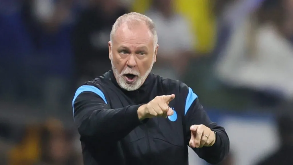 Mano Menezes rasgou elogios a Carlos Vinícius. Foto: Gilson Lobo/AGIF