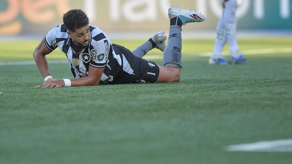 Chris Ramos jogador do Botafogo durante partida contra o Santos no estadio Engenhao pelo campeonato Brasileiro A 2025. Foto: Thiago Ribeiro/AGIF