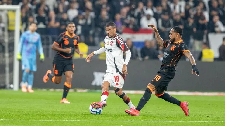 SP - SAO PAULO - 28/09/2025 - BRASILEIRO A 2025, CORINTHIANS X FLAMENGO -Nicolas de la Cruz jogador do Flamengo durante partida contra o Corinthians no estadio Arena Corinthians pelo campeonato Brasileiro A 2025. Foto: Joisel Amaral/AGIF