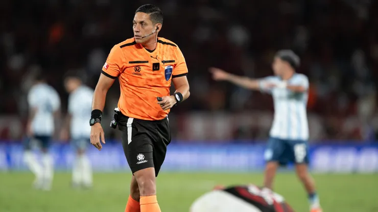 RJ - RIO DE JANEIRO - 22/10/2025 - COPA LIBERTADORES 2025, FLAMENGO X RACING - O arbitro Jesus Valenzuela durante partida entre Flamengo e Racing no estadio Maracana pelo campeonato Copa Libertadores 2025. Foto: Jorge Rodrigues/AGIF