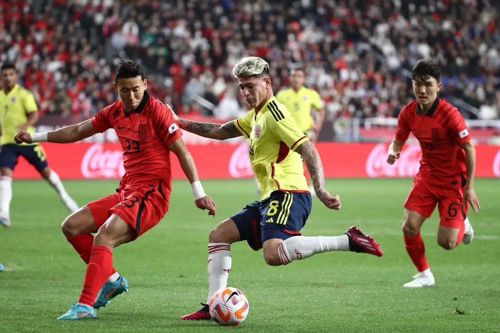Jorge Carrascal compete pela bola com Taehwan Kim, da Coreia do Sul, durante o amistoso internacional entre Coreia do Sul e Colômbia – (Photo by Chung Sung-Jun/Getty Images)