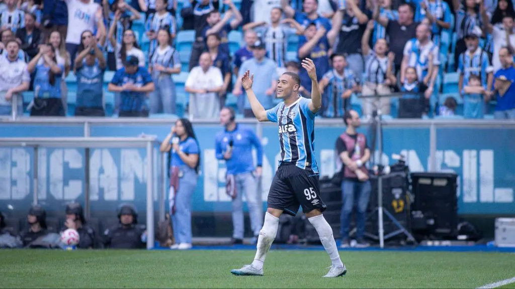 Carlos Vinicius jogador do Gremio comemora seu gol durante partida contra o Juventude no estadio Arena do Gremio pelo campeonato Brasileiro A 2025. Foto: Maxi Franzoi/AGIF