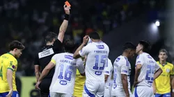 Jogadores do Cruzeiro reclamam com o árbitro após a expulsão de Fabrício Bruno contra o Palmeiras