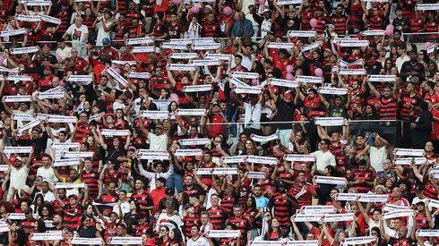 RIO DE JANEIRO, BRAZIL – OCTOBER 19: Flamengo fans cheer for their team prior to the match between Flamengo and Palmeiras as part of Brasileirao 2025 at Maracana Stadium on October 19, 2025 in Rio de Janeiro, Brazil. (Photo by Wagner Meier/Getty Images)