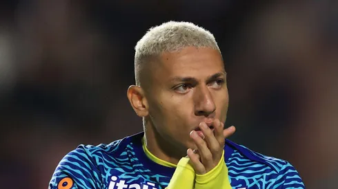 Richarlison durante aquecimento para o jogo do Brasil.