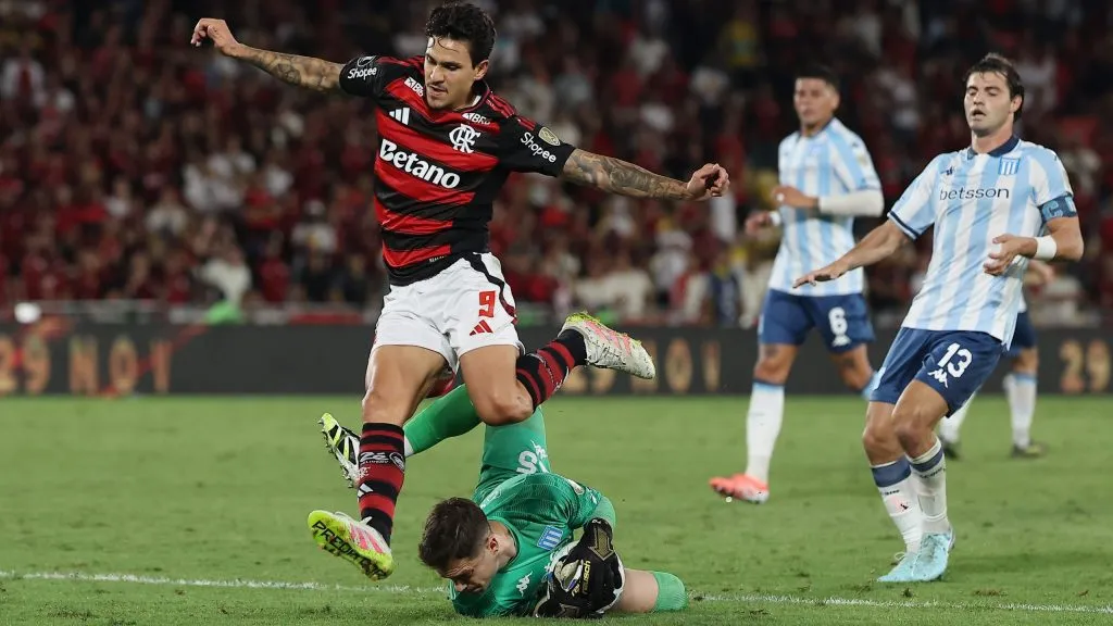 Cambeses dividindo lance com Pedro do Flamengo. (Photo by Wagner Meier/Getty Images)