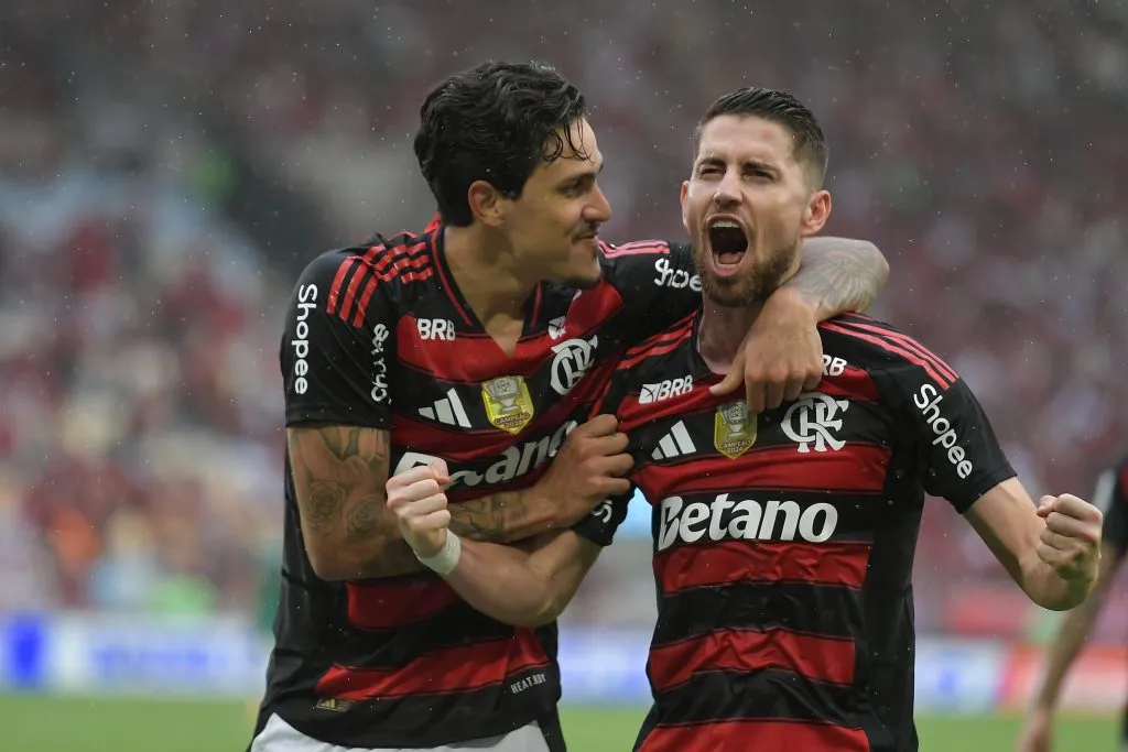 Pedro comemora gol ao lado de Jorginho. Foto: Thiago Ribeiro/AGIF