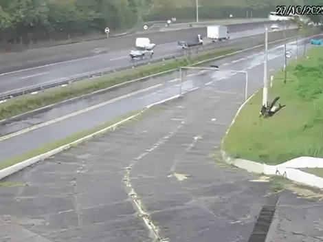 Veja exato momento em que ônibus com torcedores do Flamengo tomba