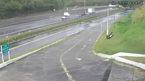 Ônibus com torcedores do Flamengo tombou na BR-116 nesta segunda-feira - Foto: Reprodução/X