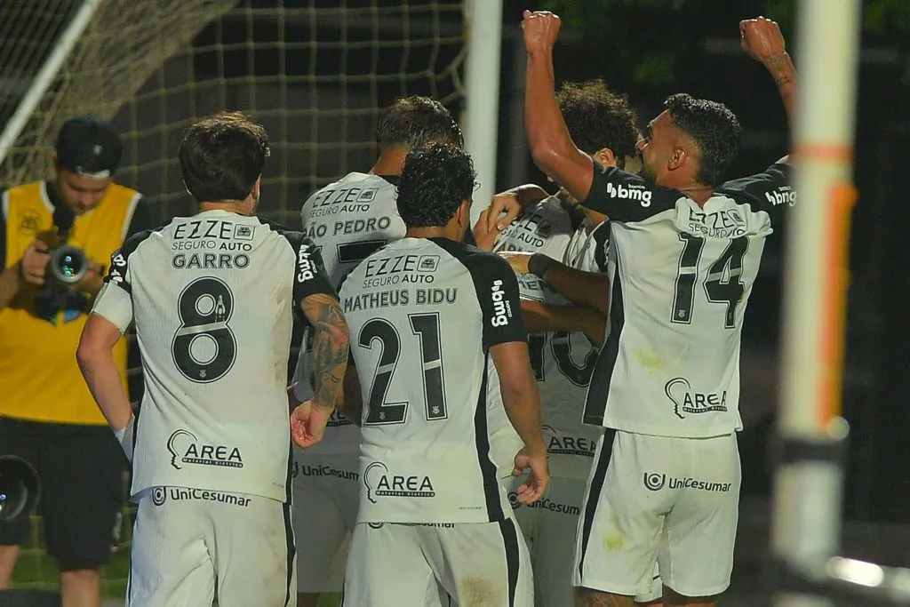 Charles jogador do Corinthians comemora seu gol com jogadores do seu time – Foto: Walmir Cirne/AGIF