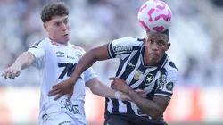 Danilo jogador do Botafogo disputa lance com Rollheiser jogador do Santos - Foto: Thiago Ribeiro/AGIF