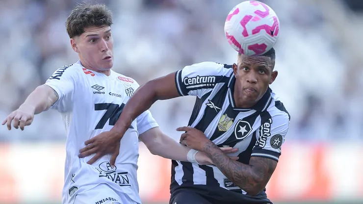 Danilo jogador do Botafogo disputa lance com Rollheiser jogador do Santos - Foto: Thiago Ribeiro/AGIF