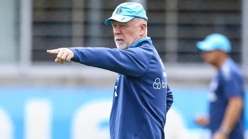 Mano Menezes tem chance de repetir escalação tricolor contra o Corinthians