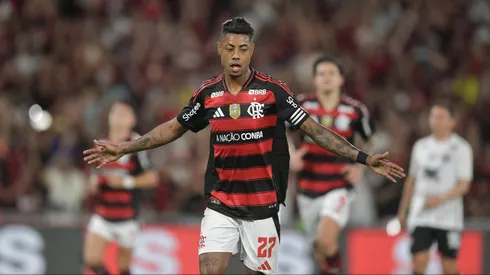 RJ - RIO DE JANEIRO - 25/08/2025 - BRASILEIRO A 2025, FLAMENGO X VITORIA - Bruno Henrique jogador do Flamengo comemora seu gol durante partida contra o Vitoria no estadio Maracana pelo campeonato Brasileiro A 2025. Foto: Thiago Ribeiro/AGIF