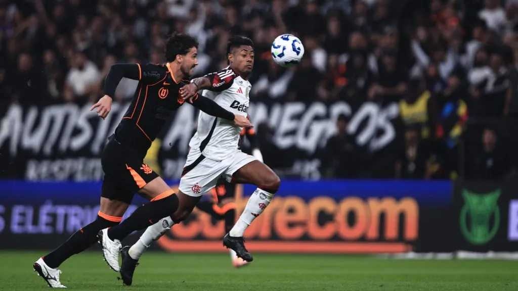 SP – SAO PAULO – 28/09/2025 – BRASILEIRO A 2025, CORINTHIANS X FLAMENGO – Gustavo Henrique jogador do Corinthians disputa lance com Bruno Henrique jogador do Flamengo durante partida no estadio Arena Corinthians pelo campeonato Brasileiro A 2025. Foto: Ettore Chiereguini/AGIF