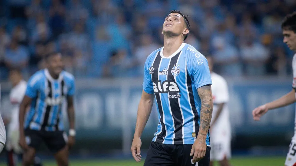 RS – PORTO ALEGRE – 16/10/2025 – BRASILEIRO A 2025, GREMIO X SAO PAULO – Cristian Pavon jogador do Gremio lamenta durante partida contra o Sao Paulo no estadio Arena do Gremio pelo campeonato Brasileiro A 2025. Foto: Maxi Franzoi/AGIF